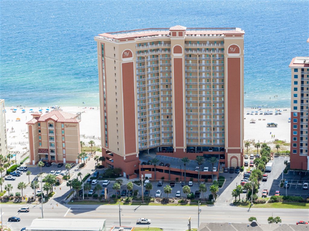 Gulf Shores condos overlooking white sand beaches and gulf of mexico